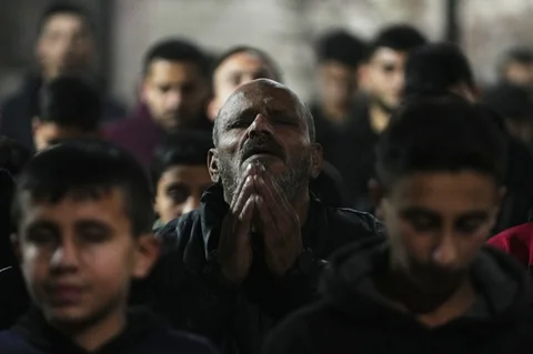 Para jamaah muslim melaksanakan salat Tarawih malam pertama bulan suci Ramadan di Masjid Alkanz, yang rusak akibat perang Israel-Hamas, di Kota Gaza, Selasa (17/02/2026).