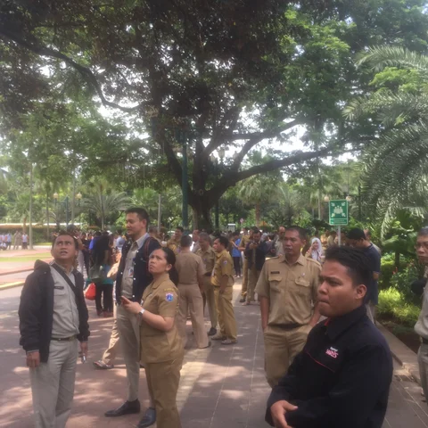 Ratusan PNS dan pekerja di Balai Kota langsung berhamburan keluar Balai kota menuju lapangan depan Balai Kota. (Liputan6.com/Delvira Hutabarat)
