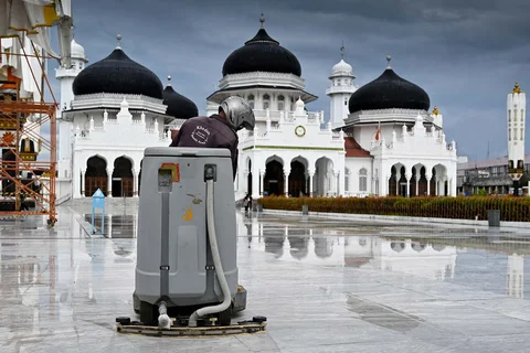 Seorang pekerja membersihkan Masjid Agung Baiturrahman menjelang bulan suci Ramadhan di Banda Aceh, Rabu (18/02/2025).