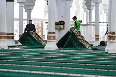 Seorang pekerja membersihkan Masjid Agung Baiturrahman menjelang bulan suci Ramadhan di Banda Aceh, Rabu (18/02/2025).
