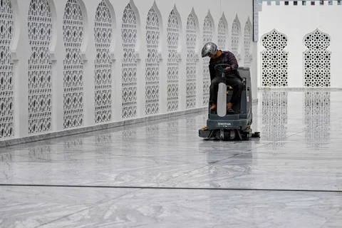 Seorang pekerja membersihkan Masjid Agung Baiturrahman menjelang bulan suci Ramadhan di Banda Aceh, Rabu (18/02/2025).
