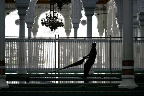 Seorang pekerja membersihkan Masjid Agung Baiturrahman menjelang bulan suci Ramadhan di Banda Aceh, Rabu (18/02/2025).