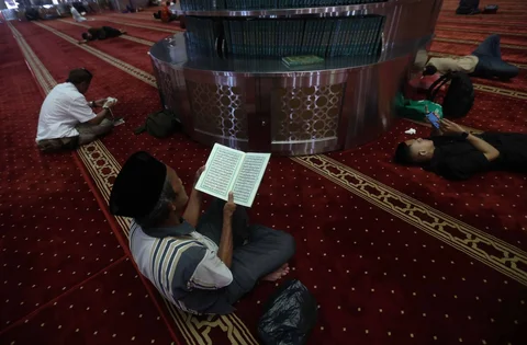 Warga membaca Al Quran saat awal bulan Ramadan di Masjid Istiqlal, Jakarta, Kamis (19/02/2026).