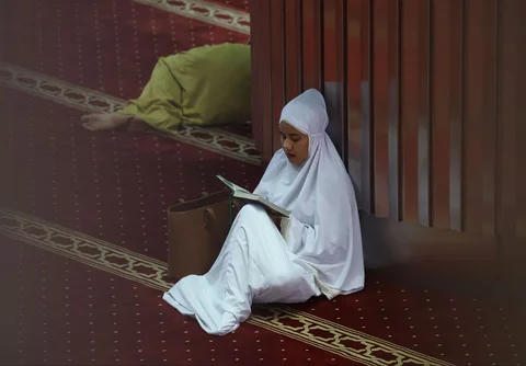 Warga membaca Al Quran saat awal bulan Ramadan di Masjid Istiqlal, Jakarta, Kamis (19/02/2026).