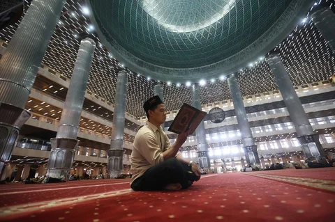 Warga membaca Al Quran saat awal bulan Ramadan di Masjid Istiqlal, Jakarta, Kamis (19/02/2026).