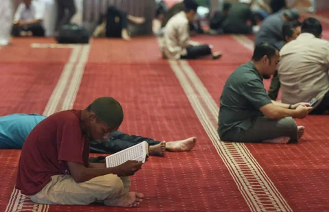 Warga membaca Al Quran saat awal bulan Ramadan di Masjid Istiqlal, Jakarta, Kamis (19/02/2026).