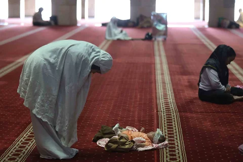 Warga melaksanakan shalat sunnah saat awal bulan Ramadan di Masjid Istiqlal, Jakarta, Kamis (19/02/2026).