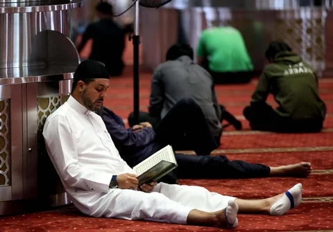 Warga membaca Al Quran saat awal bulan Ramadan di Masjid Istiqlal, Jakarta, Kamis (19/02/2026).