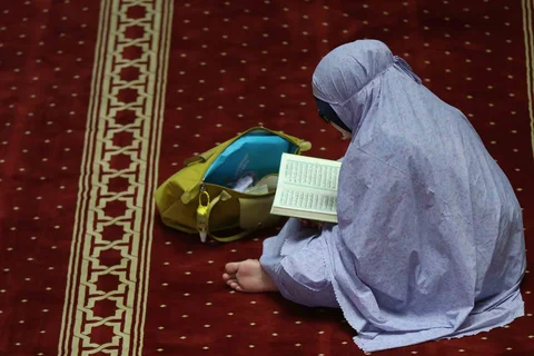 Warga membaca Al Quran saat awal bulan Ramadan di Masjid Istiqlal, Jakarta, Kamis (19/02/2026).