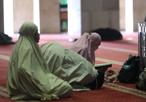 Warga membaca Al Quran saat awal bulan Ramadan di Masjid Istiqlal, Jakarta, Kamis (19/02/2026).