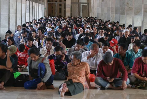 Umat muslim menunggu  berbuka puasa pada hari pertama Ramadhan di Masjid Istiqlal, Jakarta, Selasa (19/2/2026)