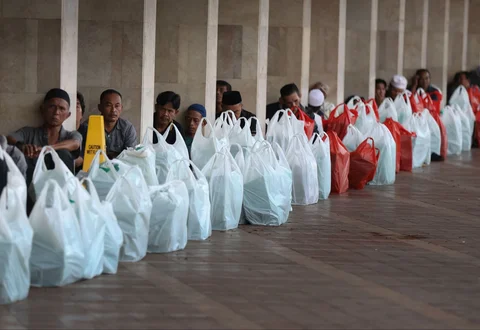 Umat muslim menunggu  berbuka puasa pada hari pertama Ramadhan di Masjid Istiqlal, Jakarta, Selasa (19/2/2026)