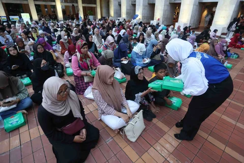 Umat muslim menunggu berbuka puasa pada hari pertama Ramadhan di Masjid Istiqlal, Jakarta, Selasa (19/2/2026)