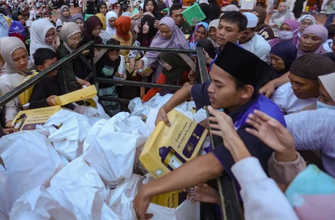 Umat muslim menunggu  berbuka puasa pada hari pertama Ramadhan di Masjid Istiqlal, Jakarta, Selasa (19/2/2026)
