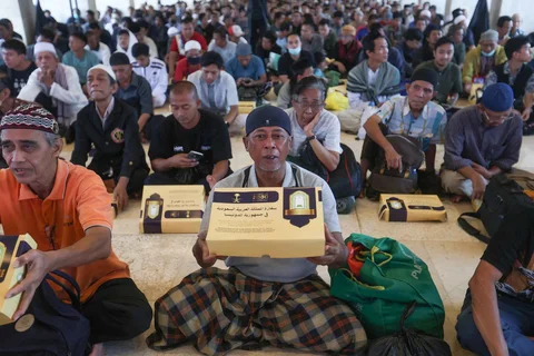Umat muslim berbuka puasa pada hari pertama Ramadhan di Masjid Istiqlal, Jakarta, Selasa (19/2/2026)