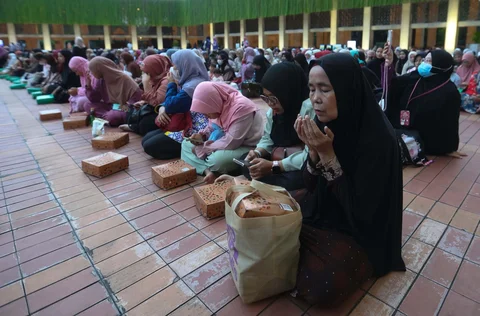 Umat muslim berbuka puasa pada hari pertama Ramadhan di Masjid Istiqlal, Jakarta, Selasa (19/2/2026)