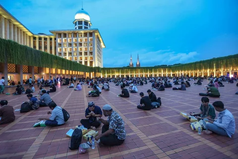 Umat muslim berbuka puasa pada hari pertama Ramadhan di Masjid Istiqlal, Jakarta, Selasa (19/2/2026)