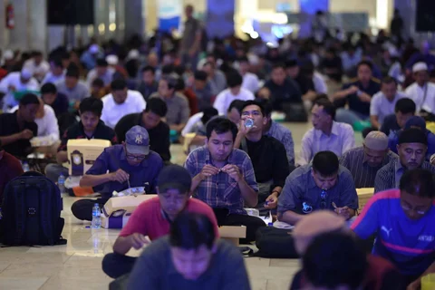 Umat muslim berbuka puasa pada hari pertama Ramadhan di Masjid Istiqlal, Jakarta, Selasa (19/2/2026)