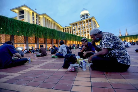 Umat muslim berbuka puasa pada hari pertama Ramadhan di Masjid Istiqlal, Jakarta, Selasa (19/2/2026)