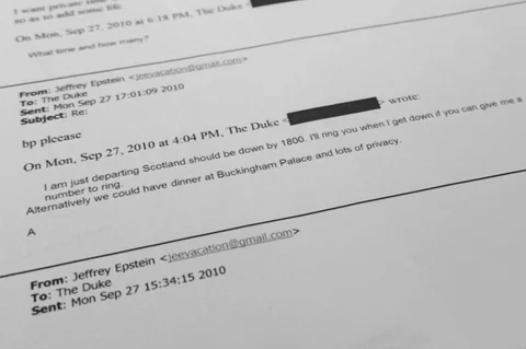 Dokumen yang menunjukkan pertukaran email antara Jeffrey Epstein dan Pangeran Andrew, yang oleh Epstein disebut sebagai &ldquo;Sang Adipati&rdquo;, terlihat dalam rilis Departemen Kehakiman AS, difoto pada Sabtu (31/01/2026).