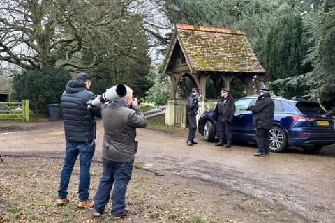Petugas kepolisian berjaga di pintu masuk kediaman kerajaan di Sandringham pada Kamis (19/01/2026), setelah Andrew Mountbatten-Windsor ditangkap oleh polisi Inggris atas dugaan pelanggaran dalam jabatan publik.