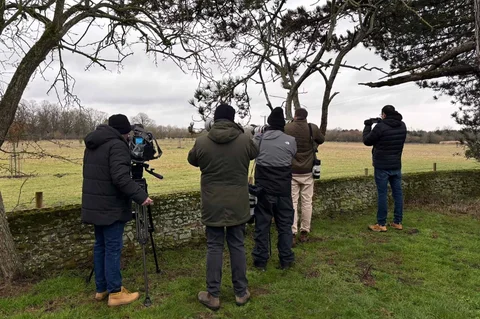 Para fotografer mengamati kawasan kediaman Kerajaan di Sandringham pada Kamis (19/01/2026), setelah Andrew Mountbatten-Windsor ditangkap oleh polisi Inggris atas dugaan pelanggaran dalam jabatan publik.