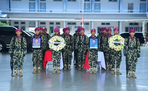 Pelepasan jenazah dua prajurit Korps Marinir TNI Angkatan Laut korban musibah tanah longsor di Lanudal Pondok Cabe, Jakarta, Minggu (01/02/2026).