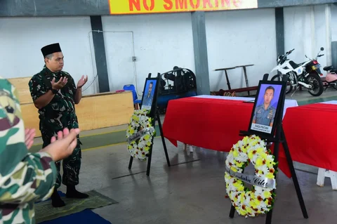 Pelepasan jenazah dua prajurit Korps Marinir TNI Angkatan Laut korban musibah tanah longsor di Lanudal Pondok Cabe, Jakarta, Minggu (01/02/2026).
