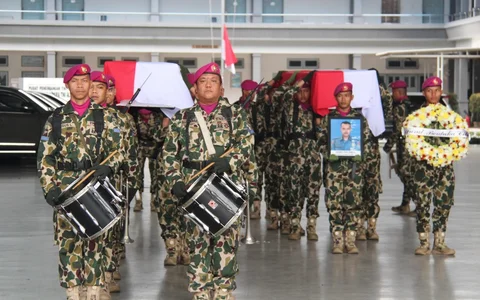 Pelepasan jenazah dua prajurit Korps Marinir TNI Angkatan Laut korban musibah tanah longsor di Lanudal Pondok Cabe, Jakarta, Minggu (01/02/2026).