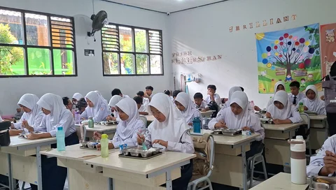 Program Makan Bergizi Gratis (MBG) di SMPN 01 Tamansari, Bogor, Jawa Barat (Liputan6.com/Winda Nelfira)