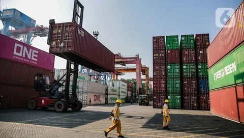 Aktivitas bongkar muat peti kemas di Pelabuhan Tanjung Priok, Jakarta, Kamis (14/4/2022). Kenaikan harga komoditas global di tengah perang Rusia-Ukraina tetap menjadi pendorong utama terjadin