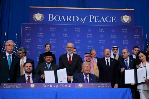 Presiden Prabowo Subianto bersama Presiden Donald Trump dan perwakilan Dewan Perdamaian berfoto bersama usai penandatanganan nota kesepahaman dalam pertemuan perdana Dewan Perdamaian di Institut Perdamaian Donald J. Trump, Kamis (19/02/2026), di Washington DC.