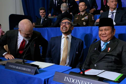 (Dari kiri ke kanan) Perdana Menteri Albania Edi Rama, Wakil Perdana Menteri Uni Emirat Arab Abdullah bin Zayed Al Nahyan, dan Presiden Indonesia Prabowo Subianto saat  menghadiri pertemuan perdana Dewan Perdamaian di Institut Perdamaian Donald J. Trump pada 19 Februari 2026 di Washington, DC.