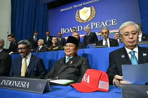 Presiden Indonesia Prabowo Subianto (depan tengah) dan Presiden Kazakhstan Kassym-Jomart Tokayev (depan kanan) saat  menghadiri pertemuan perdana Dewan Perdamaian di Institut Perdamaian Donald J. Trump pada 19 Februari 2026 di Washington, DC.