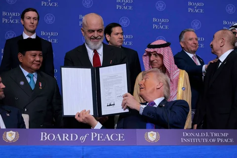 Presiden Prabowo Subianto bersama Presiden Donald Trump dan perwakilan Dewan Perdamaian berfoto bersama usai penandatanganan nota kesepahaman dalam pertemuan perdana Dewan Perdamaian di Institut Perdamaian Donald J. Trump, Kamis (19/02/2026), di Washington DC.