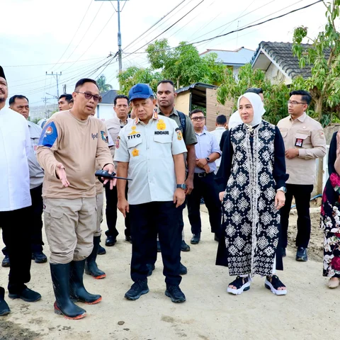 Kasatgas Tito Tinjau Progres Pembersihan Lumpur di Permukiman Aceh Tamiang oleh Praja IPDN