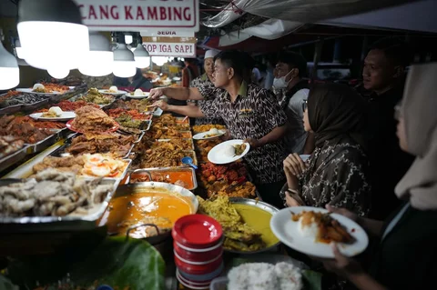 Warga memilih lauk makanan sebelum berbuka puasa  pada hari kedua bulan suci Ramadan di Sentra Kuliner Kapau Raya di Jalan Kramat Raya, Jakarta, Indonesia, Jumat (20/02/2026)..