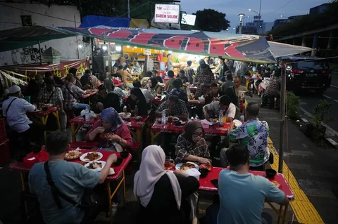 Warga berbuka puasa  pada hari kedua bulan suci Ramadan di Sentra Kuliner Kapau Raya di Jalan Kramat Raya, Jakarta, Indonesia, Jumat (20/02/2026)..