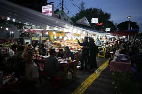 Warga berbuka puasa  pada hari kedua bulan suci Ramadan di Sentra Kuliner Kapau Raya di Jalan Kramat Raya, Jakarta, Indonesia, Jumat (20/02/2026)..