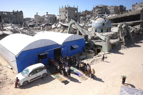 Warga Palestina yang mengungsi melaksanakan salat Jumat pertama di bulan suci Ramadan di samping Masjid Al-Huda yang hancur, di Khan Yunis, Jalur Gaza bagian selatan, Jumat (20/02/2026).