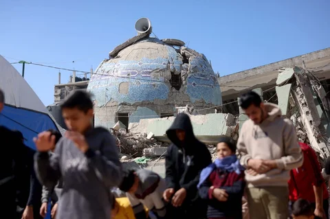 Warga Palestina yang mengungsi melaksanakan salat Jumat pertama di bulan suci Ramadan di samping Masjid Al-Huda yang hancur, di Khan Yunis, Jalur Gaza bagian selatan, Jumat (20/02/2026).
