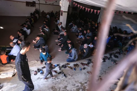 Warga Palestina yang mengungsi melaksanakan salat Jumat pertama di bulan suci Ramadan di samping Masjid Al-Huda yang hancur, di Khan Yunis, Jalur Gaza bagian selatan, Jumat (20/02/2026).
