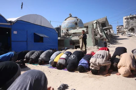 Warga Palestina yang mengungsi melaksanakan salat Jumat pertama di bulan suci Ramadan di samping Masjid Al-Huda yang hancur, di Khan Yunis, Jalur Gaza bagian selatan, Jumat (20/02/2026).