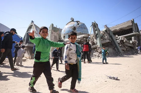 Warga Palestina yang mengungsi usai melaksanakan salat Jumat pertama di bulan suci Ramadan di samping Masjid Al-Huda yang hancur, di Khan Yunis, Jalur Gaza bagian selatan, Jumat (20/02/2026).