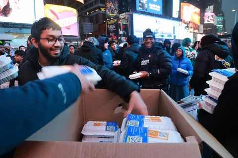 Umat Muslim berkumpul di Times Square untuk melaksanakan acara berbuka puasa bulan suci Ramadhan di Kota New York, Amerila Serikat. Jumat (20/02/2026) waktu setempat.