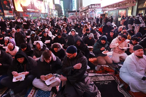 Umat Muslim berkumpul di Times Square untuk melaksanakan acara berbuka puasa bulan suci Ramadhan di Kota New York, Amerila Serikat. Jumat (20/02/2026) waktu setempat.