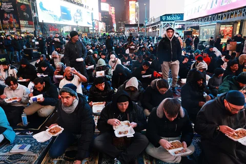 Umat Muslim berkumpul di Times Square untuk melaksanakan acara berbuka puasa bulan suci Ramadhan di Kota New York, Amerila Serikat. Jumat (20/02/2026) waktu setempat.