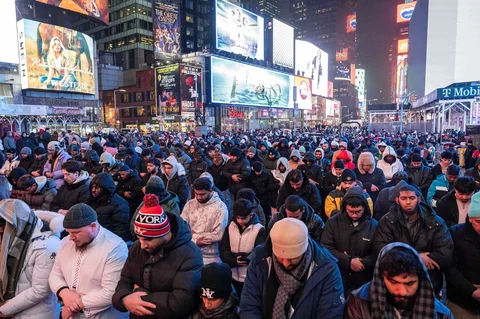 Umat Muslim berkumpul di Times Square untuk melaksanakan shalat Tarawih di Kota New York, Amerila Serikat. Jumat (20/02/2026) waktu setempat.