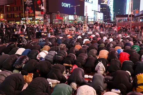 Umat Muslim berkumpul di Times Square untuk melaksanakan shalat Tarawih di Kota New York, Amerila Serikat. Jumat (20/02/2026) waktu setempat.