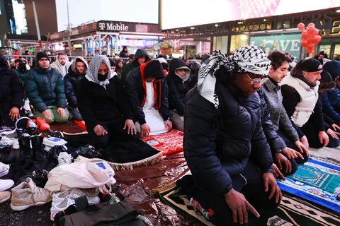 Umat Muslim berkumpul di Times Square untuk melaksanakan shalat Tarawih di Kota New York, Amerila Serikat. Jumat (20/02/2026) waktu setempat.